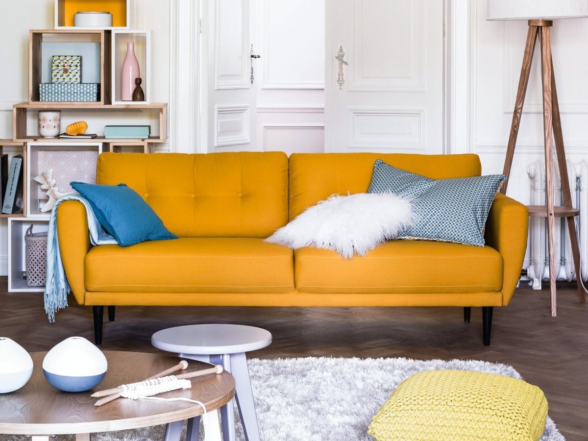 Лосинах диваны. Желтый диван в интерьере. Яркий диван в интерьере. Гостиная с желтым диваном. Желтая мебель в интерьере.