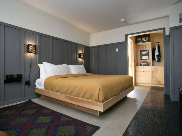 Стильный Coachman Hotel, состоящий из 42 гостевых номеров и люксов, стоит на берегу прекрасного озера Тахо в штате Калифорния.