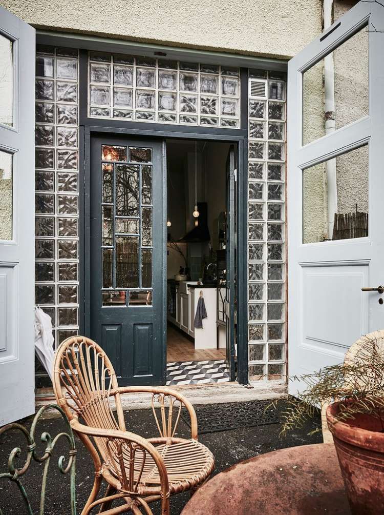 Эта уникальная винтажная шведская квартира имеет два уровня с интересной планировкой и привлекательным декором.