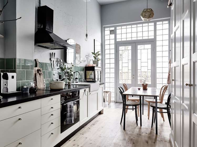 Эта уникальная винтажная шведская квартира имеет два уровня с интересной планировкой и привлекательным декором.