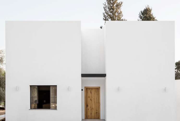 Этот современный дом, расположенный на юге Израиля, был спроектирован студиейZarta Studio, а интерьерами занимались дизайнеры студии SHTAIGMAN.