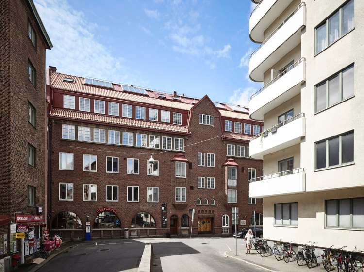 Эта светлая квартира площадью 66 квадратных метров находится в прекрасном здании в самом центре Kungshöjd, Швеция и отличается современным и со вкусом оформленным интерьером.